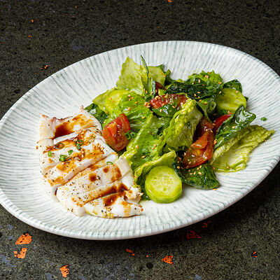 Салат с кальмаром в Sumo Izakaya по цене 760 ₽