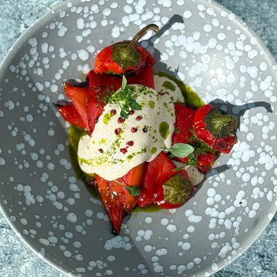 Перец Рамиро, фаршированный мясом а-ла Болоньезе под соусом Тонато в Food market skolkovo по цене 790 ₽