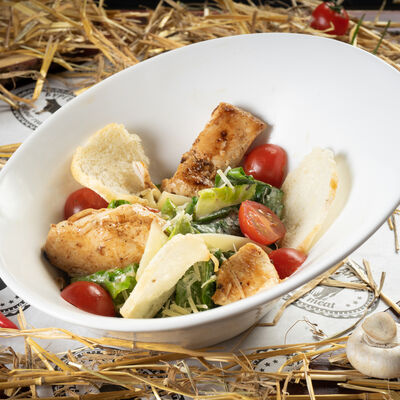 Салат Цезарь с курицей под настоящим соусом Cesar в Бургерная №1 по цене 530 ₽