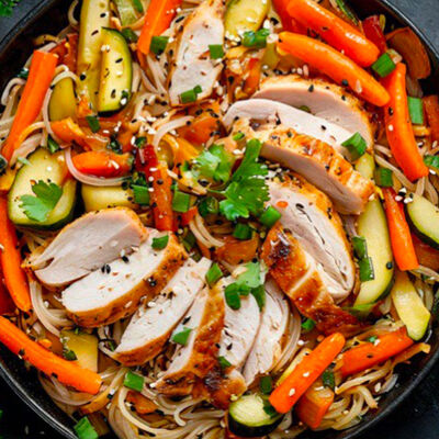 Вок с рисовой лапшой и индейкой в Bon appetit по цене 650 ₽