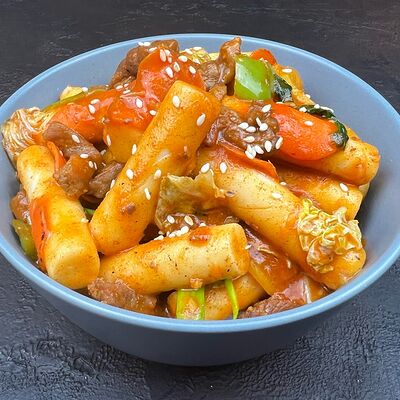 Токпокки с говядиной и овощами в жгучем соусе в Korean Chick по цене 577