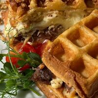 Вафли с запеченной говядиной, моцареллой и вешенками в Layout cafe