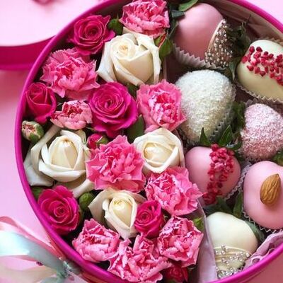 Цветочная композиция с клубникой в шоколаде №3 в Lovely Berry по цене 4490 ₽