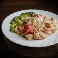 Паста с курицей и томатамив Мясо гриль