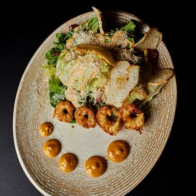 Цезарь Том ям с креветками в Koster по цене 850 ₽