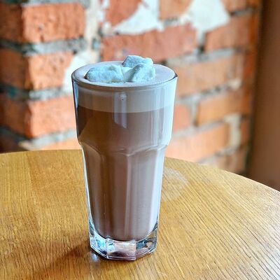 Какао с маршмеллоу в Traveler's Coffee по цене 379 ₽