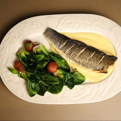 Филе сибаса с капустой пак чой и голландским соусом в Особняк по цене 1660 ₽