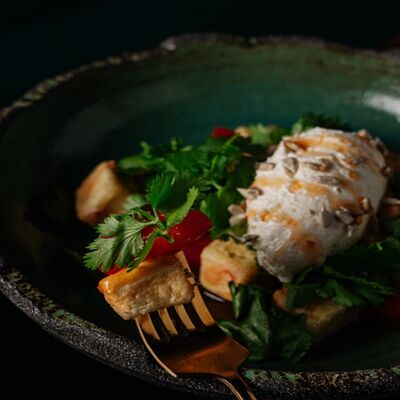 Салат из криспи баклажанов с соусом свит чилив Inside по цене 570 ₽