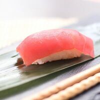 Суши с тунцом в Uminami