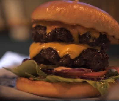 Бургер с мраморной говядиной в На Районе паб по цене 640 ₽