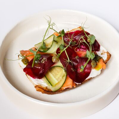 Брускетта с лососем и сливочной намазкой в Уголь по цене 530 ₽