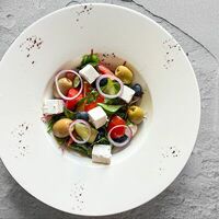 Греческий салат с голубикой в Harbor