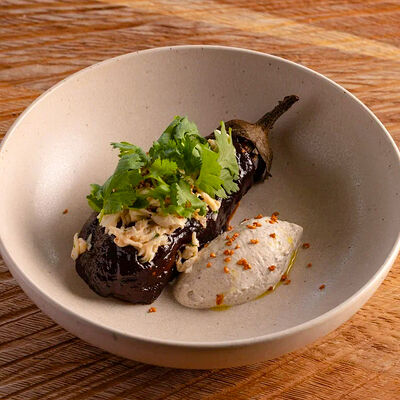 Краб с запеченным баклажаном, йогуртом и соусом Черный перец в Горыныч по цене 1250 ₽