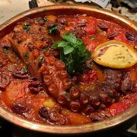 Осьминог с томатами и картофелем в Maroon