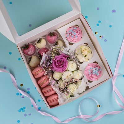 Клубника в шоколаде с макаронсами Аваланж в Пышно Расцвели по цене 3900 ₽