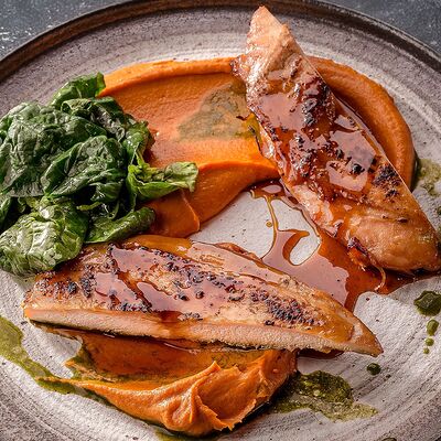 Куриная грудка, запеченная в печи с пюре из батата в Ваще Огонь по цене 760