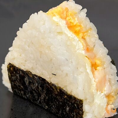 Онигири Креветка в соусе том ям в Snail Суши по цене 231 ₽