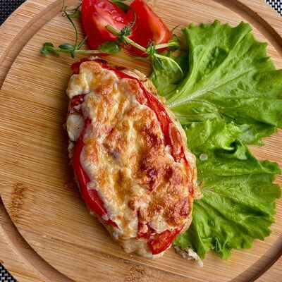 Второе: Котлета куриная с томатом и сыром в Вкус кафе по цене 240 ₽