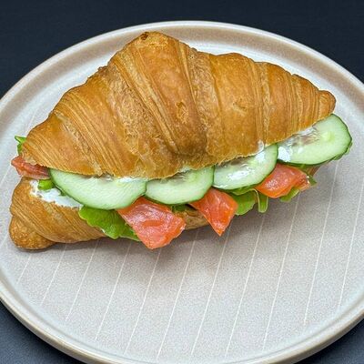 Круассан с красной рыбой в Coffee Room по цене 470 ₽