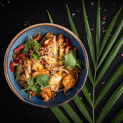 Лапша рисовая фо с креветками и кальмарами в Asiainn по цене 940 ₽