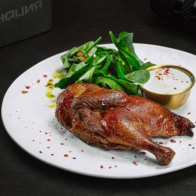 Подкопченный цыпленок су-вид с пряной сметаной и шпинатом в Интонация по цене 1050 ₽