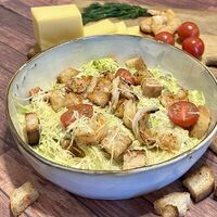 Салат Цезарь с креветками в Maestro