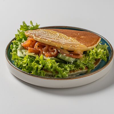 Панкейк с лососем и кремом из авокадо в Миндаль по цене 636 ₽