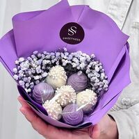 Клубника в шоколаде букет с гипсофилой Mini Purple в Sweetness