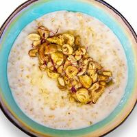 Каша овсяная на молоке с орехами и трюфельным мёдом в ЗАКАЗУУМ ZAKAZOOM