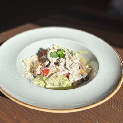 Салат с говяжьим языком и грибами в Чили Gurman Сlub по цене 720 ₽