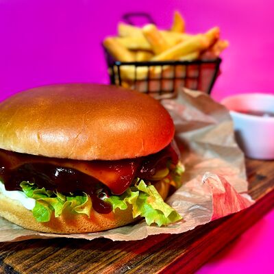 Чизбургер классик в ROOF по цене 790 ₽