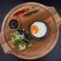 Бифштекс из говядины с яйцом и соусом BBQ в Meat Time