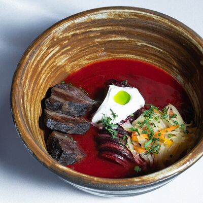 Борщ с говяжьей щекой и копченой сметаной в МОМО по цене 900 ₽