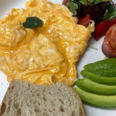 Скрембл с авокадо и с/с лососем в Западный сад ! по цене 850 ₽