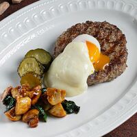Бифштекс из говядины с грибами и огурцами в бурбоне в Где нас нет