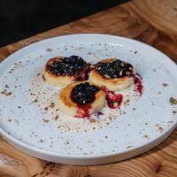Сырники с карамельным кремом и компоте из черникив Wine.Talks.Food