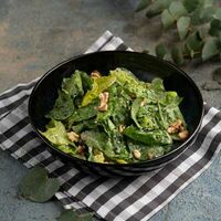 Салат с Ромейном, авокадо и ореховой заправкой в Двор Помидор