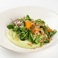 Салат с хурмой и муссом из авокадо и тофу в Udcкафе Upside Down Cake