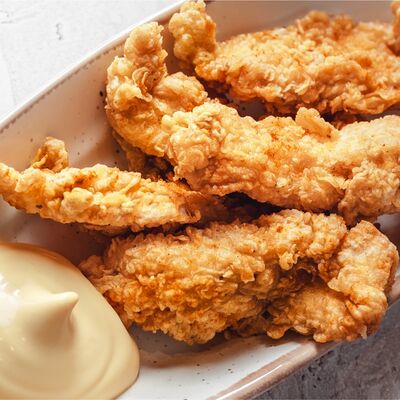 Стрипсы из цыпленка с сырным соусом в BEERMAN&Schlitz по цене 430 ₽