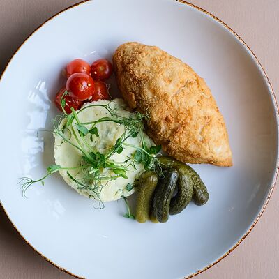 Котлета по-киевски с картофельным пюре в СВОИ по цене 23 р.