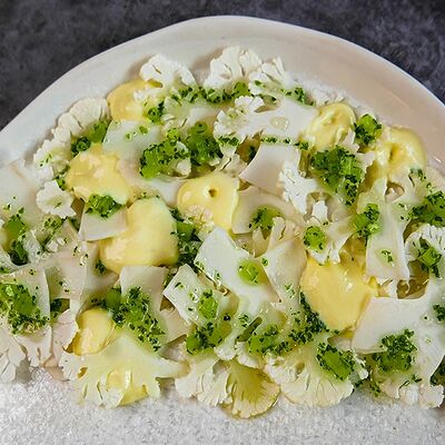 Цветная капуста с муссом из козьего сыра в Wine Religion по цене 590 ₽