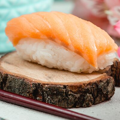 Суши с креветкой в Мегаролл по цене 190 ₽