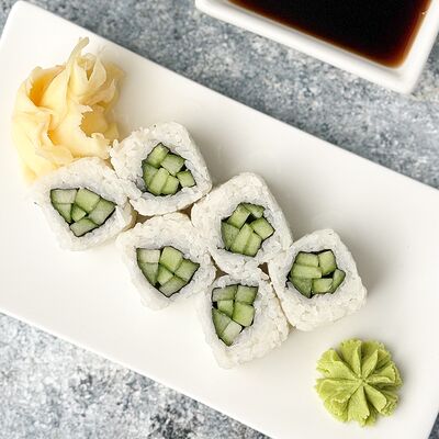 Ролл с огурцом в Food market skolkovo по цене 250 ₽