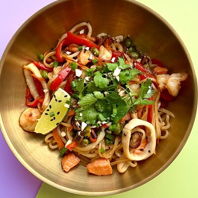 Домашняя лапша рамен с морепродуктамив Просто Азия x Десертория по цене 850 ₽