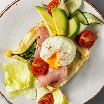 Крепы с яйцом пашот и авокадо в Кэрри по цене 340