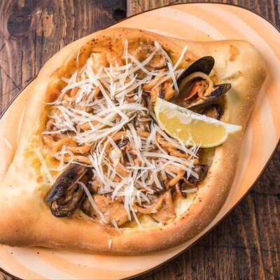 Хачапури по-аджарски Дары моря в Каретный дворик по цене 1300 ₽