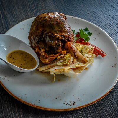 Голень ягнёнка, копчённая в пиве с кимчи из капусты в Чо? Капчо! по цене 1490