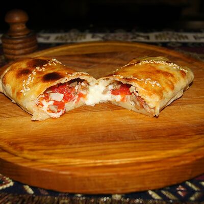 Кальцоне куриный в FastШашлык и Хинкали по цене 450 ₽