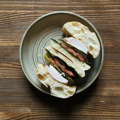 Сэндвич с курицей и маринованной горчицей на чиабатте в Позавчера по цене 540 ₽