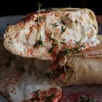 Мини-шаурма на соусе дзадзыки в Umami Kitchen's